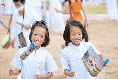 ภาพ No.84362:พิธีทอดผ้าป่า พิธีอัญเชิญปฐมรัตนปฐวี และพิธีตอกเสาเข็มต้นสุดท้าย เพื่อสถาปนาอาคาร 80 ปี หลวงพ่อธัมมชโย ณ ศูนย์ปฏิบัติธรรมวิหารแดง ตำบลเจริญธรรม อำเภอวิหารแดง จ.สระบุรี  วันที่ 23 กรกฎาคม พ.ศ. 2566