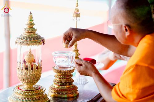 ภาพ No.255457:วันที่ 13 ตุลาคม พ.ศ. 2568 พิธีบรรจุพระบรมสารีริกธาตุ ผูกผ้า 7 สี เพื่อความเป็นสิริมงคล  และ ยกช่อฟ้า ประดิษฐานบนหลังคาอุโบสถวัดทุ่งเจริญธรรม ถวายบูชาธรรม 81 ปี หลวงพ่อธัมมชโย โดยคณะศิษยานุศิษย์ ณ วัดทุ่งเจริญธรรม อ.อมก๋อย จ.เชียงใหม่