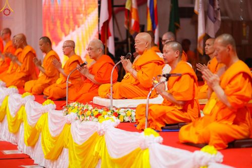 ภาพ No.103244:พิธีบรรพชา พิธีขอศีลและนิสัย ธรรมทายาทชาวอินโดนีเซียกว่า 1,000 คน ณ มหาเจดีย์บุโรพุทโธ ประเทศอินโดนีเซีย ในวันที่ 19 ธันวาคม พ.ศ. 2566