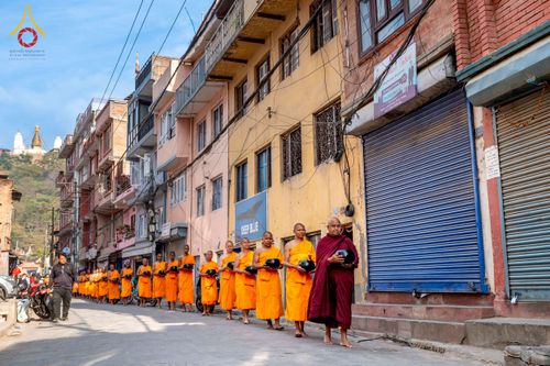 ภาพ No.213096:วันที่ 17 - 18 มีนาคม พ.ศ. 2568 คณะสงฆ์และสามเณรเดินบิณฑบาต รอบเมืองในพื้นที่ วัดสยมภูวนาถและราชวังปาตัน ณ เมืองกาฐมาณฑุ ประเทศเนปาล