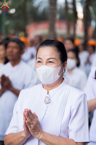 ภาพ No.107103:พิธีจุดประทีปถวายเป็นพุทธบูชา และบูชาธรรมมหาปูชนียาจารย์ ในโครงการธรรมยาตรากตัญญูบูชา มหาปูชนียาจารย์ พระมงคลเทพมุนี(สด จนฺทสโร) พระผู้ปราบมาร  อนุสรณ์สถาน 7 แห่ง ปีที่ 12  วันที่ 6 มกราคม พ.ศ. 2567 ณ อนุสรณ์สถานมหาวิหารพระมงคลเทพมุนี อ.สองพี่น้อง จ.สุพร