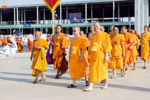 ภาพ No.221546:วันอังคารที่ 22 เมษายน พ.ศ. 2568 ภาพพิธีถวายมหาสังฆทานคณะสงฆ์ 40,000 กว่าวัดทั่วประเทศ เนื่องในวันคุ้มครองโลก ชุดที่ 2 (ปลื้มให้สมการรอคอย) ณ ลานธรรมพระมหาธรรมกายเจดีย์ วัดพระธรรมกาย