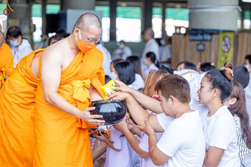 ภาพ No.88550:พิธีตักบาตรฉลองพระใหม่ โครงการอุปสมบทหมู่บูชาธรรมครบรอบ 106 ปี วันครูผู้ค้นพบวิชชาธรรมกาย ณ มหารัตนวิหารคด 11 วัดพระธรรมกาย ในวันอาทิตย์ ที่ 24 กันยายน พ.ศ. 2566