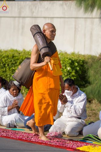 ภาพ No.110378:พิธีต้อนรับพระธรรมยาตรา ในโครงการธรรมยาตรากตัญญูบูชา มหาปูชนียาจารย์ พระมงคลเทพมุนี(สด จนฺทสโร) พระผู้ปราบมาร อนุสรณ์สถาน 7 แห่ง ปีที่ 12 วันที่ 11 มกราคม พ.ศ. 2567 ณ อนุสรณ์สถานลำดับที่ 3 สถานที่เกิดใหม่ในเพศสมณะ วัดสองพี่น้อง จ.สุพรรณบุรี