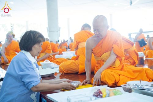 ภาพ No.268292:วันที่ 8 พฤศจิกายน พ.ศ. 2568 พิธีถวายภัตตาหารเมนูสวรรค์ เพื่อการบรรลุธรรม ณ หอฉันคุณยายอาจารย์ฯ วัดพระธรรมกาย