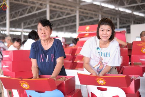 ภาพ No.212243:วันพุธที่ 19 มีนาคม พ.ศ. 2568 การบรรจุไทยธรรมลงกล่องสำเร็จ 43,500 กล่อง เพื่อถวายแด่พระสังฆาธิการ 40,000 กว่าวัดทั่วไทย ในวันคุ้มครองโลก 22 เมษายน พ.ศ. 2568 ณ บ้านแก้วเรือนทองคุณยายฯ วัดพระธรรมกาย