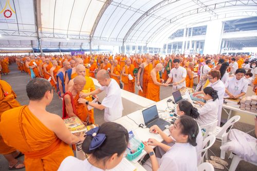 ภาพ No.60303:การต้อนรับพระสังฆาธิการ 10,000 กว่าวัดทั่วประเทศ พิธีมอบปัจจัยช่วยเหลือครู 4 จังหวัดชายแดนภาคใต้ พิธีปฏิบัติธรรม ในวันคุ้มครองโลก วันจันทร์ที่ 22 เมษายน พ.ศ.2567 ณ วัดพระธรรมกาย จ.ปทุมธานี