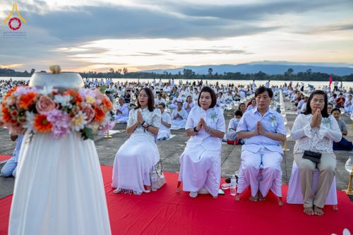 ภาพ No.250435:วันอังคารที่ 7 ตุลาคม พ.ศ. 2568 พิธีจุดประทีปบูชาพระรัตนตรัย ณ ลานธรรมปทุมรัตน์ธรรมเจดีย์ พุทธอุทยานนานาชาติ อ.โพนพิสัย จ.หนองคาย