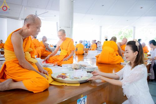 ภาพ No.168669:พิธีถวายภัตตาหารเมนูสวรรค์ ณ หอฉันคุณยายอาจารย์ วัดพระธรรมกาย ในวันเสาร์ที่ 9 พฤศจิกายน พ.ศ. 2567