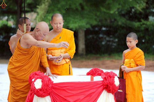 ภาพ No.234061:วันอาทิตย์ที่ 20 กรกฎาคม พ.ศ.2568 พิธีทอดผ้าป่า และพิธีตอกเสาเข็มต้นแรก สร้างอาคารปฏิบัติธรรมพระมงคลเทพมุนี ณ ศูนย์ปฏิบัติธรรมสุราษฏร์ธานี