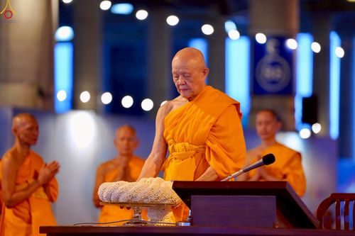 ภาพ No.223948:วันวิสาขบูชา วันอาทิตย์ที่ 11 พฤษภาคม พ.ศ. 2568 พิธีจุดวิสาขประทีป ,  พิธีเวียนประทักษิณรอบพระมหาธรรมกายเจดีย์ , พิธีฉลองชัยสวดมนต์บทธัมมจักกัปปวัตตนสูตร ครบ 7,357,000,000 จบ ณ มหารัตนวิหารคด วัดพระธรรมกาย