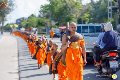 ภาพ No.222134:วันที่ 26-27 เมษายน พ.ศ. 2568 ศูนย์ปฏิบัติธรรมสวนผึ้ง ร่วมกับ ธุดงค์คสถานประจวบคีรีขันธ์ และวัดอ่าวน้อย  จัดกิจกรรมเดินธรรมยาตรา ตักบาตรข้าวสารอาหารแห้ง และจุดประทีปถวายเป็นพุทธบูชา ณ วัดอ่าวน้อย จ.ประจวบคีรีขันธ์