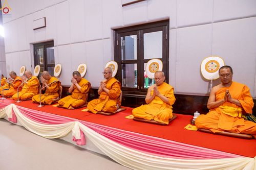 ภาพ No.230923:วันอังคารที่ 1 กรกฎาคม พ.ศ. 2568 ผู้ว่าราชการจังหวัดปทุมธานี เป็นประธานพิธีต้อนรับ สัญญาบัตร พัดยศ พระครูสัญญาบัตรสายต่างประเทศ วัดพระธรรมกาย ประจำปี พ.ศ. 2568 จำนวน 19 รูป