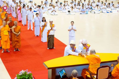 ภาพ No.232138:วันอาทิตย์ที่ 6 กรกฏาคม พ.ศ. 2568 พิธีมอบโล่เกียรติคุณ สวดธัมมจักกัปปวัตตนสูตร และรางวัลโครงการผู้นำแสงสว่างออนไลน์ ณ ห้องแก้วสารพัดนึก1 สภาธรรมกายสากล วัดพระธรรมกาย