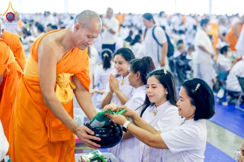 ภาพ No.209318:วันอาทิตย์ที่ 2 มีนาคม พ.ศ. 2568 พิธีตักบาตร ข้าวสารอาหารแห้ง ณ บ้านแก้วเรือนทองคุณยายฯ สภาธรรมกายสากล วัดพระธรรมกาย