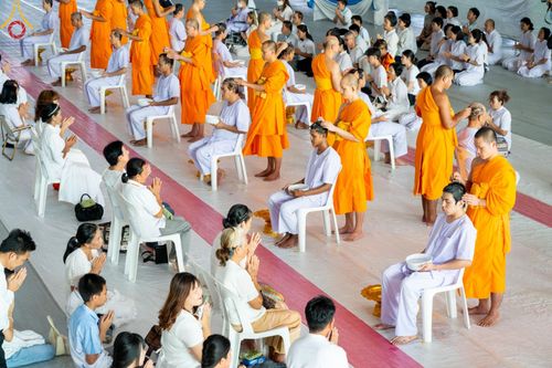 ภาพ No.159687:พิธีตัดปอยผมปลงผมนาคธรรมทายาท, พิธีบรรพชาอุปสมบทหมู่ โครงการอุปสมบทหมู่บูชาธรรม 140 ปี พระมงคลเทพมุนี (สด จนฺทสโร) ณ โบสถ์พระไตรปิฏก วัดพระธรรมกาย วันเสาร์ที่ 5 ตุลาคม พ.ศ. 2567