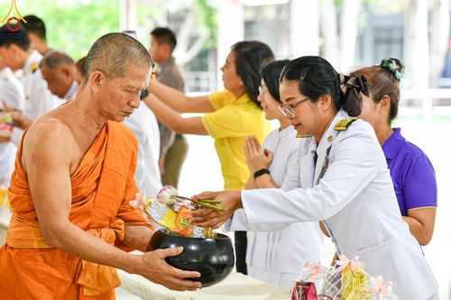 ภาพ No.138948:กิจกรรมเฉลิมพระเกียรติ สมเด็จพระนางเจ้าฯ พระบรมราชินี เนื่องในโอกาสวันเฉลิมพระชนมพรรษา พิธีเจริญพระพุทธมนต์ , ทำบุญตักบาตรพระสงฆ์ ถวายพระราชกุศล , พิธีถวายเครื่องราชสักการะ , และพิธีจุดเทียนถวายพระพรชัยมงคล วันที่ 3 มิถุนายน พ.ศ. 2567 ณ อาคารโถงช้าง วัดพ