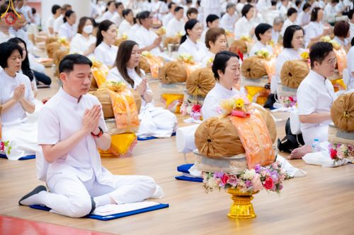 ภาพ No.180800:พิธีถวายภัตตาหารเมนูสวรรค์ และพิธีถวายอุปกรณ์กันหนาว แด่คณะพระภิกษุสามเณรวัดพระธรรมกาย วันอาทิตย์ที่ 8 ธันวาคม พ.ศ.2567 ณ สภาธรรมกายสากล วัดพระธรรมกาย