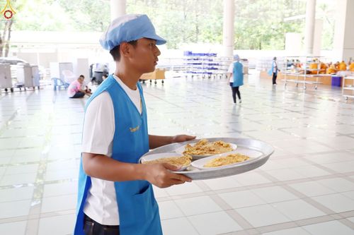 ภาพ No.231885:วันที่ 5 กรกฎาคม พ.ศ. 2568 พิธีถวายภัตตาหารเมนูสวรรค์ เพื่อการบรรลุธรรม ณ หอฉันคุณยายอาจารย์ฯ วัดพระธรรมกาย