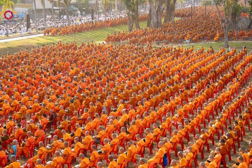 ภาพ No.101752:ตักบาตรพระ 10,000 รูป เติมบุญให้แผ่นดิน เนื่องในโอกาส 192 ปี จังหวัดกาญจนบุรี หนึ่งในโครงการตักบาตรพระ 2,000,000 รูป  77 จังหวัดทุกวัดทั่วไทย วันจันทร์ที่ 11 ธันวาคม พ.ศ. 2566 บริเวณถนนสองแคว (SKY WALK) เมืองกาญจนบุรี