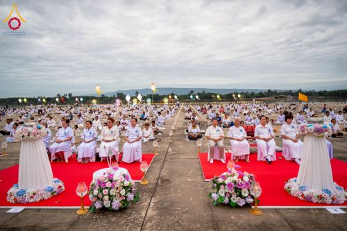 ภาพ No.266089:วันพุธที่ 5 พฤศจิกายน พ.ศ. 2568 (วันพระ ขึ้น 15 ค่ำ เดือน 12) พิธีจุดประทีปโคมลาน, โคมลอย และลอยกระทง ถวายประทีปเป็นพุทธบูชา สร้างความสว่างไสวให้กับแผ่นดินด้วยแสงธรรม ณ พุทธอุทยานนานาชาติ จังหวัดหนองคาย