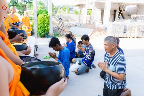 ภาพ No.57834:กิจกรรมบิณฑบาตของสามเณร โครงการบรรพชาสามเณร ฟื้นฟูพระพุทธศาสนาทั่วไทย ธุดงคสถานชลบุรี ณ ชุมชนบ้านห้วยเหียน ตำบลบ่อวิน  อำเภอศรีราชา จังหวัดชลบุรี วันที่ 27 เมษายน พ.ศ. 2567