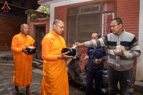 ภาพ No.132523:สามเณรเนปาล บิณฑบาต ย่านทาเมล เมืองกาฐมาณฑุ และเมืองปาฏัน ในโครงการบรรพชา 1,250 รูป ประเทศเนปาล วันที่ 20 มีนาคม พ.ศ. 2567