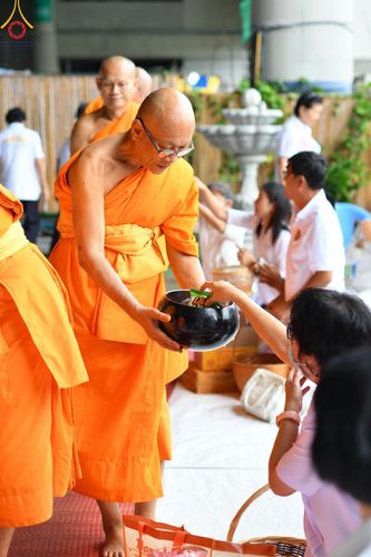 ภาพ No.142314:พิธีตักบาตรฉลองพระใหม่ ในโครงการอุปสมบทหมู่รุ่นผู้บริหาร  ณ วิหารคด วัดพระธรรมกาย วันอาทิตย์ที่ 23 มิถุนายน พ.ศ.2567