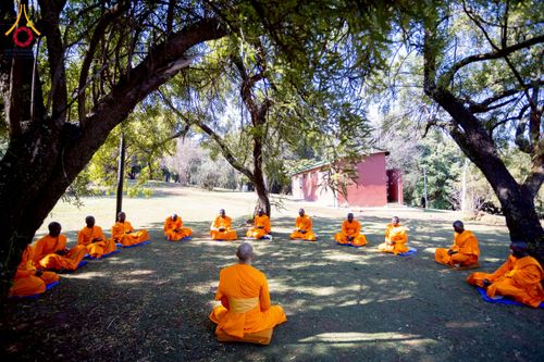 ภาพ No.232985:วันอาทิตย์ 29 มิถุนายน พ.ศ. 2568 กิจกรรมอบรมธรรมทายาทแอฟริกาใต้  ปฏิบัติธรรมสร้างสันติสุขภายใน แสงแห่งพุทธธรรมสู่แผ่นดินแอฟริกาใต้ ณ บริเวณหน้าวัดพระธรรมกายโจฮันเนสเบิร์ก