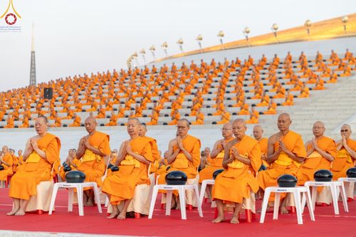 ภาพ No.187729:พิธีตักบาตรฉลองพระใหม่ ต้อนรับพุทธศักราช 2568 ณ ลานธรรมพระมหาธรรมกายเจดีย์ วัดพระธรรมกาย จ.ปทุมธานี วันที่ 1 มกราคม พ.ศ. 2568