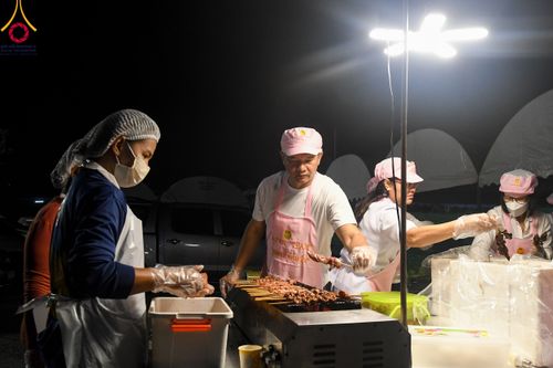 ภาพ No.108986:พิธีถวายภัตตาหารเป็นสังฆทาน แด่คณะพระธรรมยาตราฯ ในโครงการธรรมยาตรากตัญญูบูชา มหาปูชนียาจารย์ พระมงคลเทพมุนี(สด จนฺทสโร) พระผู้ปราบมาร อนุสรณ์สถาน 7 แห่ง ปีที่ 12 วันที่ 9 มกราคม พ.ศ. 2567 ณ อนุสรณ์สถานคลองบางนางแท่น  อ.สามพราน จ.นครปฐม