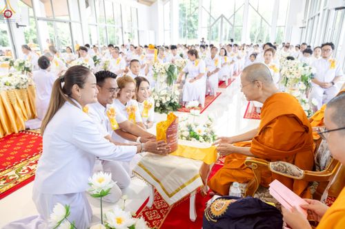 ภาพ No.239379:วันอาทิตย์ที่ 17 สิงหาคม พ.ศ. 2568 พิธีกดปุ่มอัญเชิญรูปเหมือน พระมงคลเทพมุนี (สด จันทสโร)  ณ มหาวิหารแก้วพระมงคลเทพมุนี  ศูนย์ปฏิบัติธรรมแก้วเมืองเลย