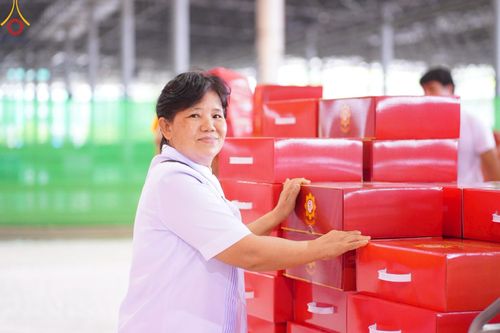 ภาพ No.214320:วันที่ 29 มีนาคม พ.ศ.2568 กิจกรรมใส่ถุงซิปกล่องไทยธรรม เพื่อรักษาความประณีตของกล่องไทยธรรม ในทุกสภาพอากาศ ณ บ้านแก้วเรือนทองคุณยาย วัดพระธรรมกาย