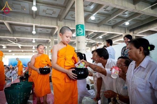 ภาพ No.61991:ตักบาตรฉลองสามเณรใหม่ มัชฌิมธรรมทายาท ณ วิหารคด คอร์ 9 วัดพระธรรมกาย วันที่ 15 เมษายน พ.ศ. 2567