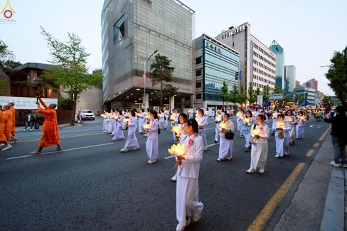 ภาพ No.229544:วันเสาร์ที่ 26 เมษายน พ.ศ. 2568 คณะพระภิกษุสามเณรในโครงการบรรพชาหมู่ 81 รูป  วัดภาวนาโซล ประเทศเกาหลีใต้ ได้ร่วมกับคณะสาธุชนคนไทยในเกาหลีใต้  ร่วมกันเดินขบวนอัญเชิญโคมดอกบัว  เพื่อบูชาแด่องค์สมเด็จพระสัมมาสัมพุทธเจ้า  ในงานเทศกาลวิสาขบูชานานาชาติ ประจำปี