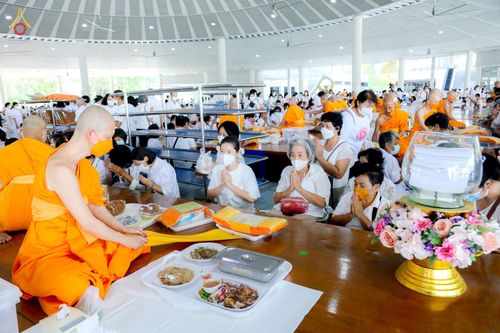 ภาพ No.81082:พิธีบุพเปตพลี ครั้งที่ 135 ร่วมอุทิศบุญแด่หมู่ญาติที่ล่วงลับไปแล้ว และสืบทอดอายุพระพุทธศาสนา วันศุกร์ที่ 19 พฤษภาคม พ.ศ. 2566 (วันพระ แรม 15 ค่ำ เดือน 6) ณ หอฉันคุณยายอาจารย์ วัดพระธรรมกาย