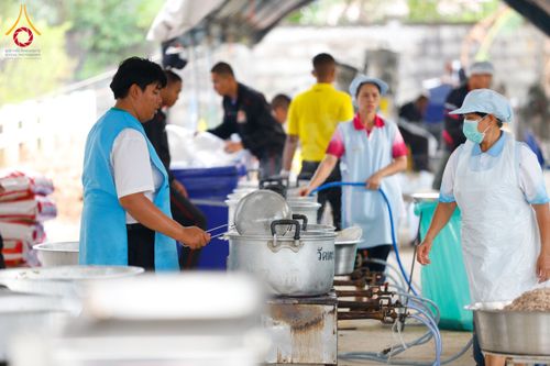 ภาพ No.128131:พิธีถวายภัตตาหารเป็นสังฆทาน แด่คณะพระธรรมยาตราฯ ในโครงการธรรมยาตราอัญเชิญพระบรมสารีริกธาตุ  ประดิษฐาน ณ มหารัตนเจดีย์สิริปทุมสวรรค์ อ.บางกล่ำ จ.สงขลา วันที่ 10 มีนาคม พ.ศ. 2567