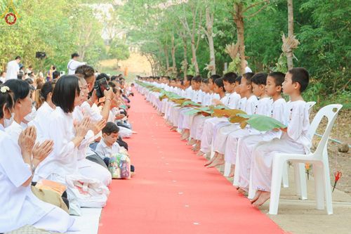 ภาพ No.135036: พิธีบรรพชาสามเณร  พิธีตักบาตรฉลองสามเณรใหม่ วันที่ 1 เมษายน พ.ศ.2567 ในโครงการบรรพชาสามเณรฟื้นฟูพระพุทธศาสนาทั่วไทย ณ ศูนย์ปฏิบัติธรรมแก้วเมืองเลย