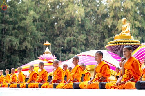 ภาพ No.189185:พระธรรมยาตราปฏิบัติธรรม และถ่ายภาพหมู่ประวัติศาสตร์ ในโครงการธรรมยาตรา กตัญญูบูชา มหาปูชนียาจารย์ พระมงคลเทพมุนี(สด จนฺทสโร) พระผู้ปราบมาร อนุสรณ์สถาน 7 แห่ง ปีที่ 13 วันที่ 4 มกราคม พ.ศ. 2568 ณ อนุสรณ์สถานมหาวิหารพระมงคลเทพมุนี (โลตัสแลนด์) อ.สองพี่น้อง