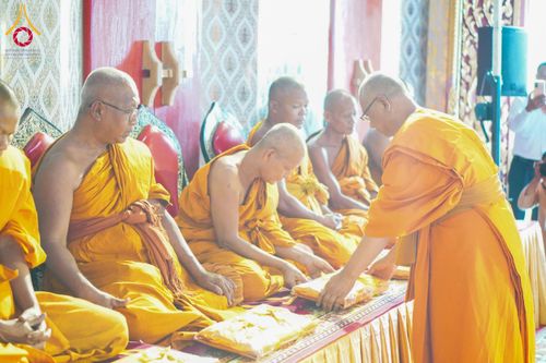 ภาพ No.146679:พิธีต้อนรับสัญญาบัตร พัดยศ ผ้าไตร ในโอกาสที่พระบาทสมเด็จพระเจ้าอยู่หัว ทรงพระกรุณาโปรดพระราชทานสัญญาบัตรตั้งสมณศักดิ์ พระวิมลศาสนวิเทศ (สำรวจ กมโล) เจ้าอาวาสวัดไทยนอร์เวย์ เป็นพระราชาคณะชั้นราช ในราชทินนามที่ “พระราชวชิรศาสนวิเทศ”