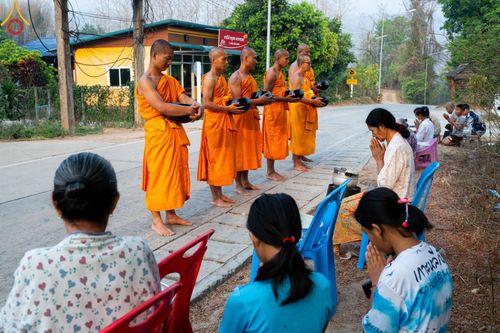 ภาพ No.136968:Photo Story  มหัศจรรย์วัดดงดินแดง Episode 5 กิจกรรมถ่ายภาพหมู่ประวัติศาสตร์ และตักบาตรฉลองพระ-เณรกว่า 500 รูป วันที่ 6 เมษายน พ.ศ. 2567