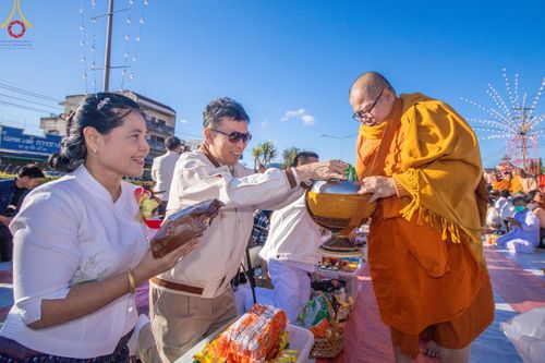 ภาพ No.187135:พิธีตักบาตรพระ ๕๐๐ รูป "สร้างบุญใหญ่ ส่งท้ายปีเก่า ต้อนรับปีใหม่ ๒๕๖๘" วันเสาร์ที่ ๒๘ ธันวาคม พ.ศ. ๒๕๖๗ ณ ถนนหน้าที่ว่าการอำเภอภูเรือ จังหวัดเลย