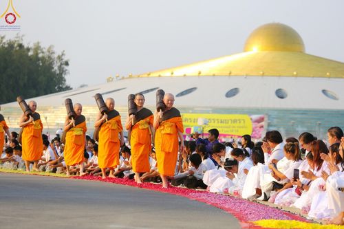 ภาพ No.201997:พิธีต้อนรับพระธรรมยาตรา ณ อนุสรณ์สถานลำดับที่ 7 สถานที่ขยายวิชชาธรรมกาย วัดพระธรรมกาย ต.คลองสาม อ.คลองหลวง จ.ปทุมธานี ในโครงการธรรมยาตรา กตัญญูบูชา มหาปูชนียาจารย์ พระมงคลเทพมุนี(สด จนฺทสโร) พระผู้ปราบมาร อนุสรณ์สถาน 7 แห่ง ปีที่ 13 วันที่ 26 มกราคม 2568