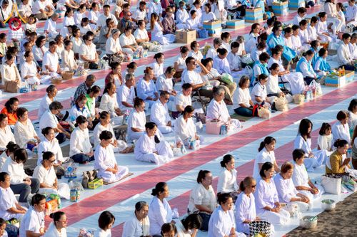 ภาพ No.250528:วันพุธที่ 8 ตุลาคม พ.ศ. 2568 พิธีตักบาตรเทโวโรหณะ ณ ลานธรรมปทุมรัตน์ธรรมเจดีย์ พุทธอุทยานนานาชาติ อ.โพนพิสัย จ.หนองคาย