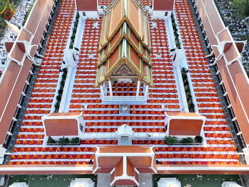 ภาพ No.197133:พิธีจุดประทีปถวายเป็นพุทธบูชา และบูชาธรรมมหาปูชนียาจารย์ ณ วัดโบสถ์(บน) ตำบลบางคูเวียง อำเภอบางกรวย จังหวัดนนทบุรี ในโครงการธรรมยาตรา กตัญญูบูชา มหาปูชนียาจารย์ พระมงคลเทพมุนี(สด จนฺทสโร) พระผู้ปราบมาร อนุสรณ์สถาน 7 แห่ง ปีที่ 13 วันที่ 18 มกราคม พ.ศ. 25