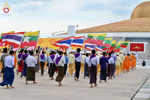 ภาพ No.143662:พิธีถวายผ้าไตร, สวดธรรมจักร, ปฏิบัติธรรม และฟังแสดงพระธรรมเทศนา ภาษาเมียนมา โดยมีสาธุชนชาวเมียนมากว่า 4,000 คน เข้าร่วมพิธี ณ มหารัตนวิหารคด วัดพระธรรมกาย วันอาทิตย์ที่ 7 กรกฎาคม พ.ศ. 2567