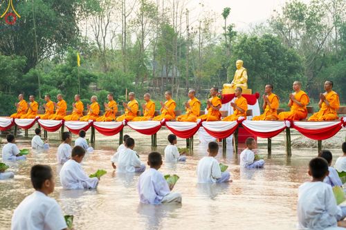 ภาพ No.63261:Photo Story  มหัศจรรย์วัดดงดินแดง Episode 1  พิธีปลงผมนาคธรรมทายาท  ในโครงการบรรพชาอุปสมบทหมู่ ฟื้นฟูพระพุทธศาสนาทั่วไทย วัดดงดินแดง ณ ลำน้ำแม่ตื่น อ.อมก๋อย จ.เชียงใหม่ วันที่ 2 เมษายน พ.ศ. 2567