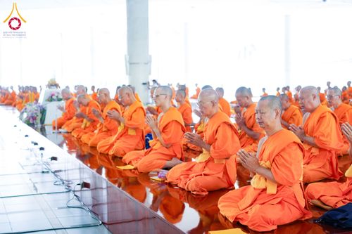 ภาพ No.198048:พิธีถวายภัตตาหารแด่พระภิกษุ สามเณร  บูชาธรรมคุณยายอาจารย์มหารัตนอุบาสิกาจันทร์ ขนนกยูง เนื่องในวาระวันคล้ายวันเกิดครบ 116 ปี วันอาทิตย์ที่ 19 มกราคม พ.ศ. 2568 ณ หอฉันคุณยายอาจารย์ฯ วัดพระธรรมกาย