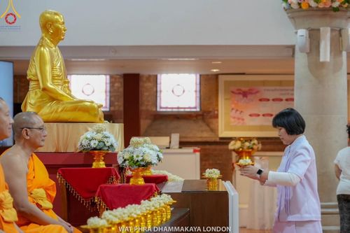 ภาพ No.161377:วัดพระธรรมกายลอนดอน สหราชอาณาจักร จัดงานบุญ น้อมถวายเป็นพุทธบูชา และบูชาธรรมเนื่องในวาระ 140 ปี วันคล้ายวันเกิดด้วยรูปกายเนื้อของ พระมงคลเทพมุนี (สด จนฺทสโร) พระผู้ปราบมาร ในวันที่ 10 ตุลาคม พ.ศ. 2567