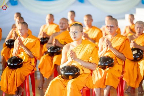 ภาพ No.221962:วันที่ 4 พฤษภาคม พ.ศ. 2568 พิธีตักบาตร เนื่องในวันอาทิตย์ต้นเดือน ณ บ้านแก้วเรือนทองคุณยายฯ วัดพระธรรมกาย